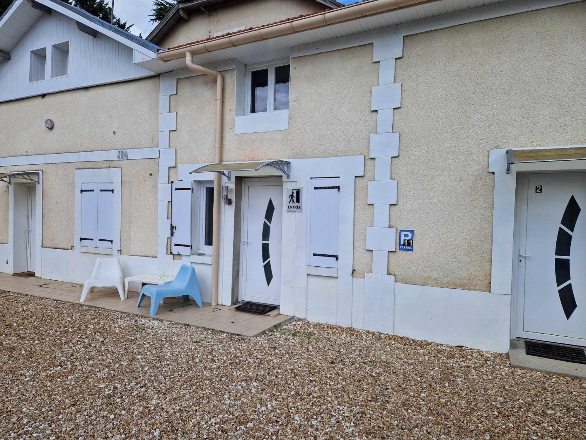 Tres Joli Studio: Private Parking & Garden Access Apartment