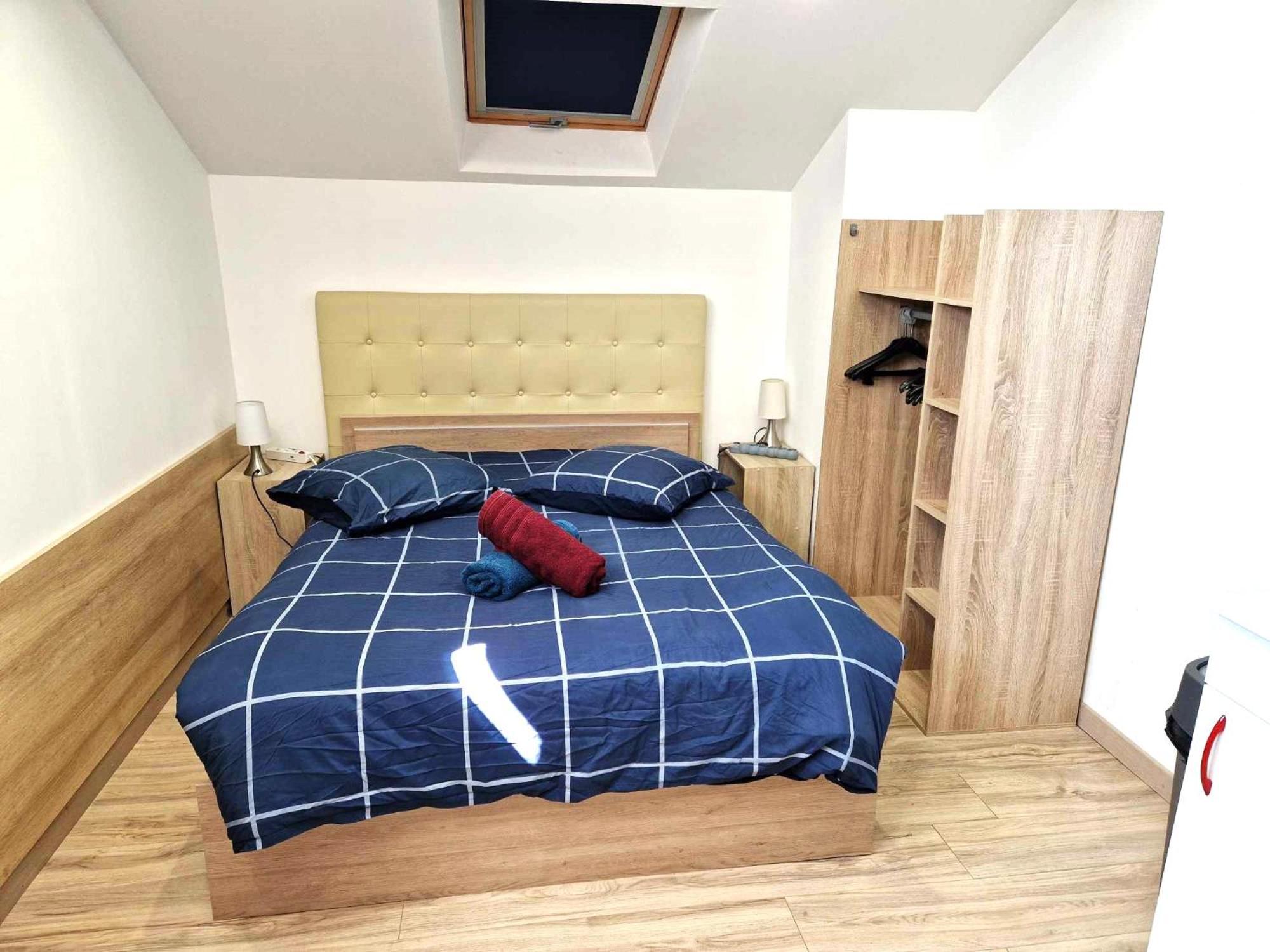Tres Joli Studio: Private Parking & Garden Access Apartment *