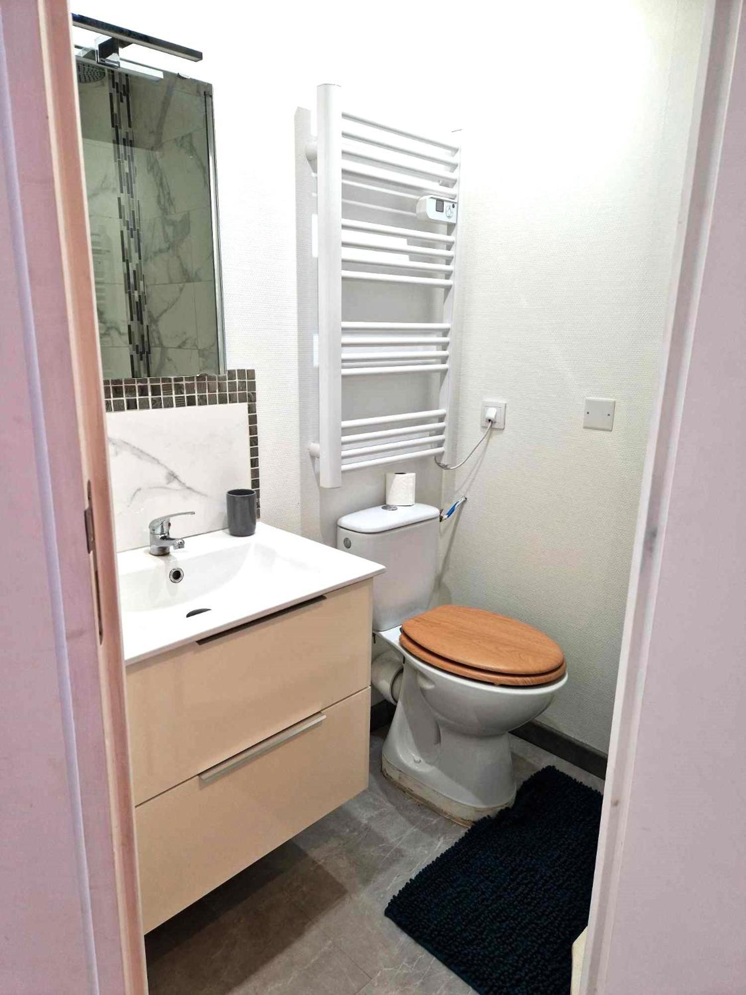 Tres Joli Studio: Private Parking & Garden Access *