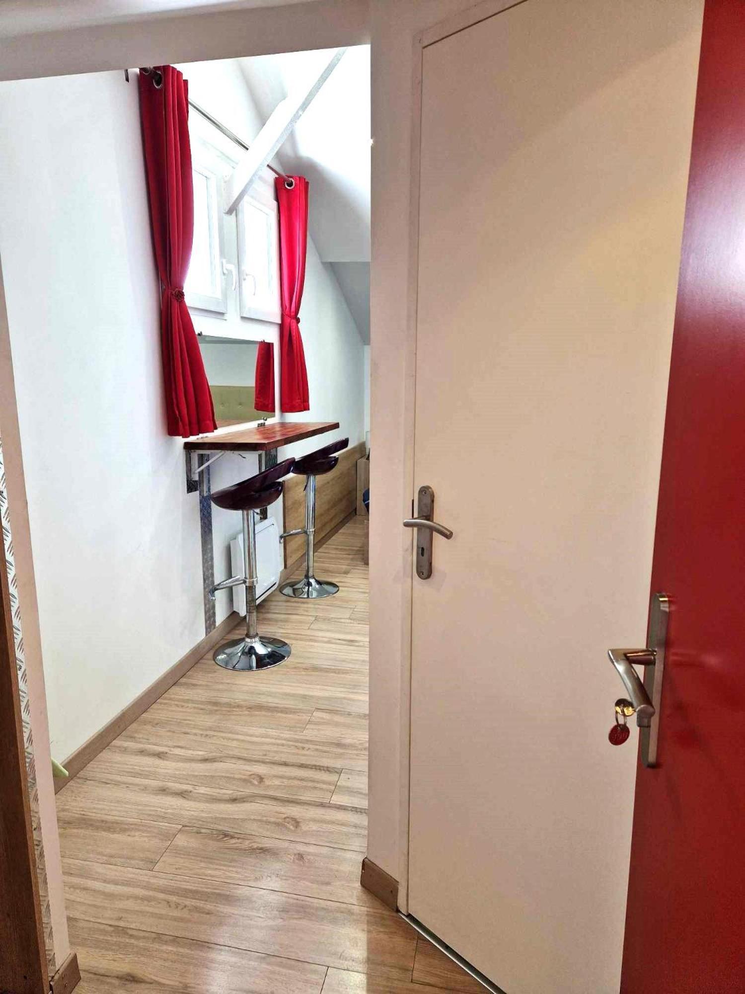 Tres Joli Studio: Private Parking & Garden Access *