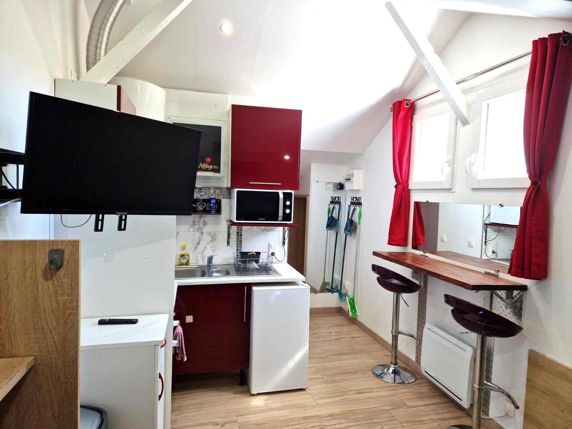 Tres Joli Studio: Private Parking & Garden Access