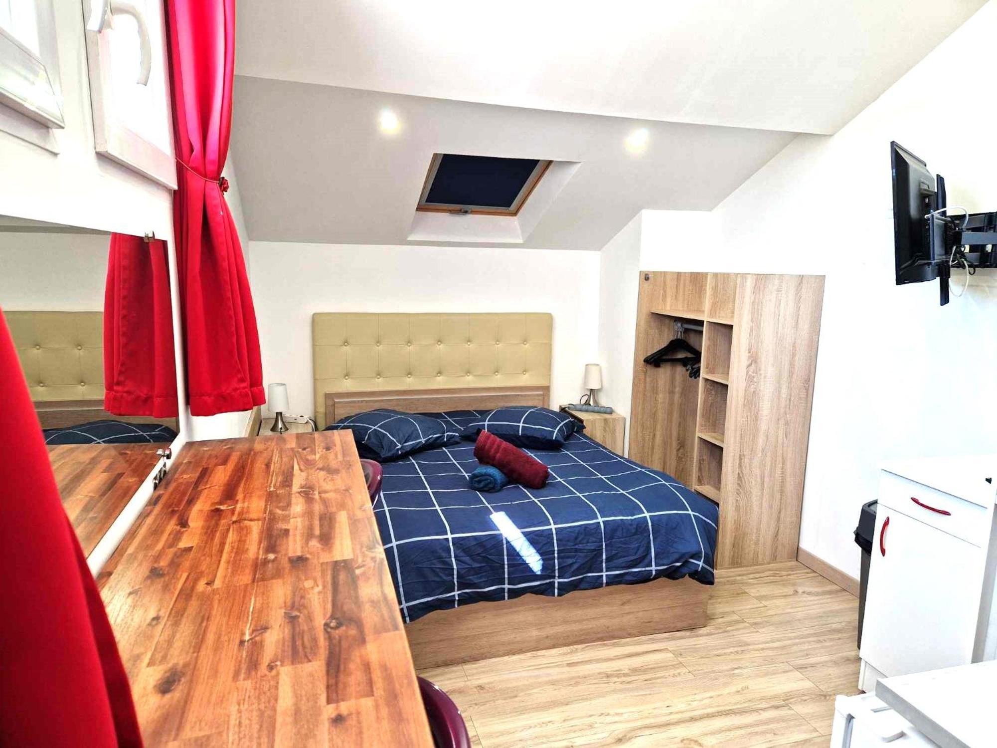 Tres Joli Studio: Private Parking & Garden Access Apartment *